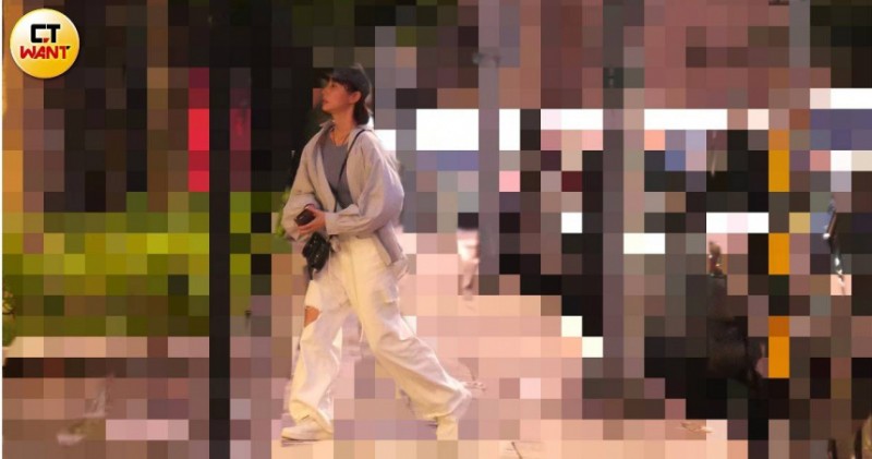 獨家直擊粿粿神隱月餘首曝光　拎蛋糕攜女返新家慶3週歲