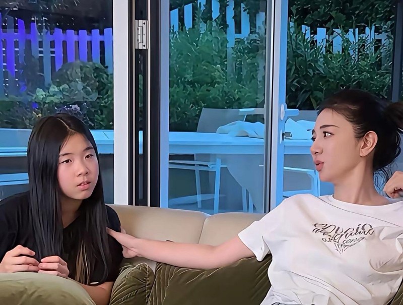 星二代追夢慘翻車！黃奕女兒「家世黑歷史」被嫌棄　娘護短掀罵戰