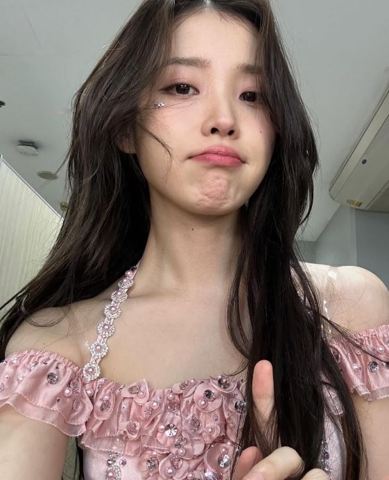 才握手身障粉！IU暖舉再+1　出道17週年「砸2億助病童」網感動哭了