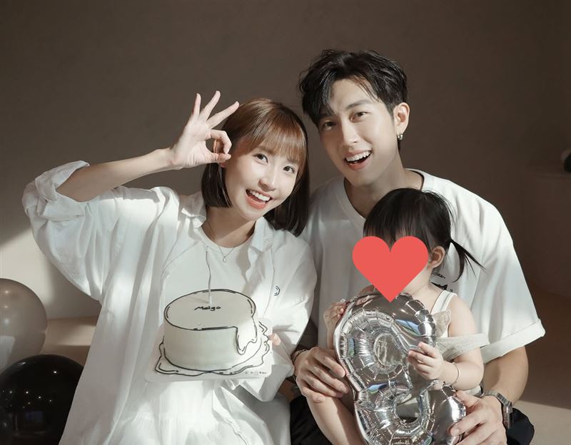 3年婚遭爆觸礁！范姜被拍黑帽女保母陪看診　粿粿經紀人26字回應了