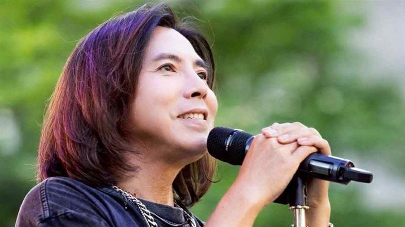 多倫多同志遊行驚見台灣超大咖男歌手！留長髮染成紫紅色登台高唱