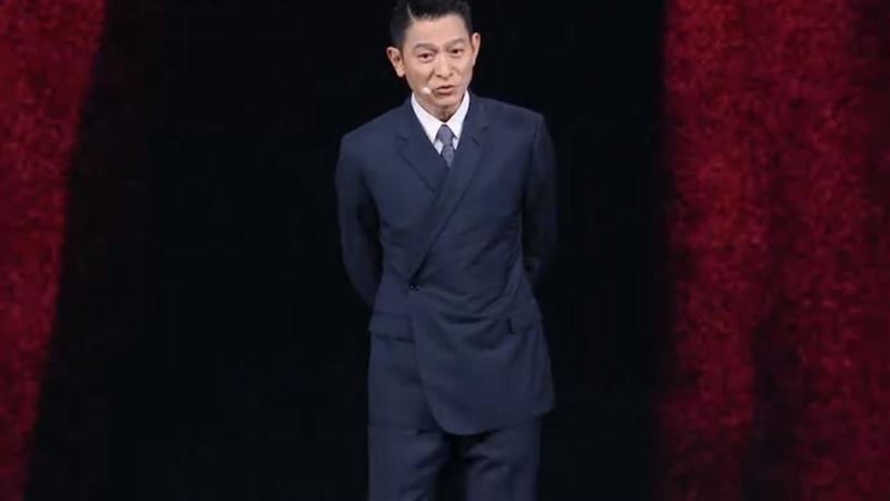 身價上億仍搭公車！劉德華親弟罕曝光「滿臉落腮鬍」　網嚇喊：超不像