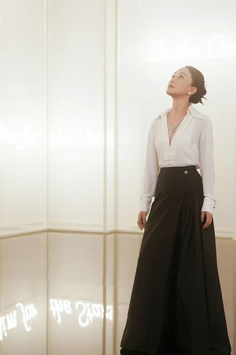 《如懿傳》開播七週年仍是經典 周迅開深V霸氣現身!網驚呼:穿越了