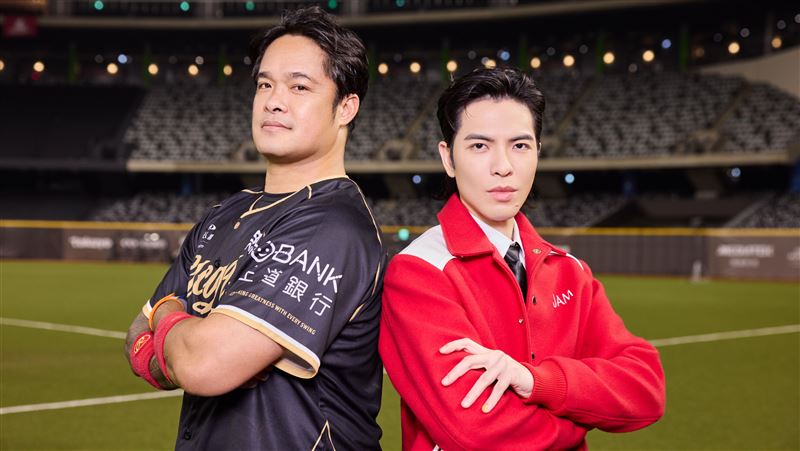 林智勝引退賽！蕭敬騰開場就唱破褲子露內褲　緊急脫外套綁腰上繼續唱