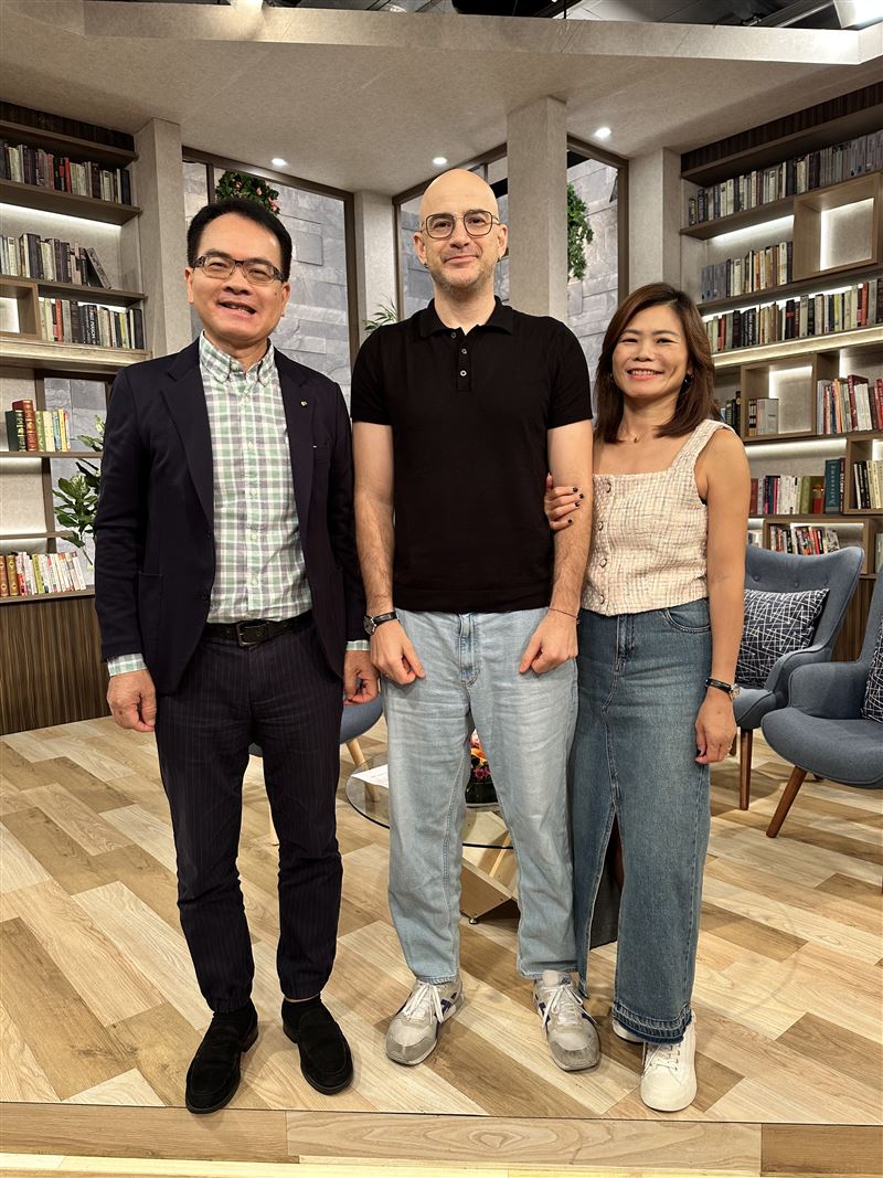 獨家/遭酸中共打來就落跑!吳鳳宣布「加入軍隊」:可為台灣犧牲生命