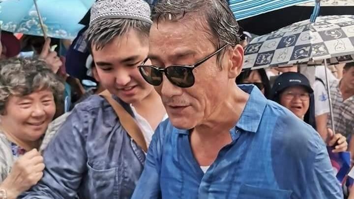 金像獎影帝淪落擺路邊攤!遭警察接連驅離超慘 遭封殺2年收入困難