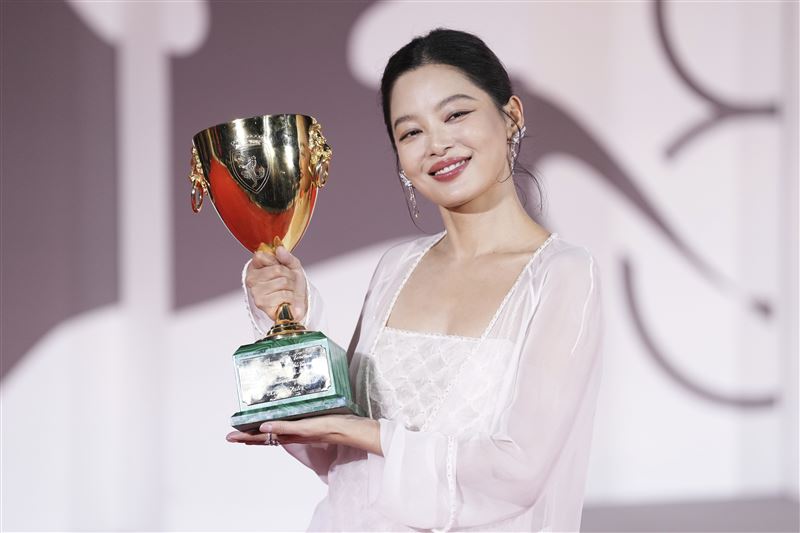 威尼斯影展／《如懿傳》嘉貴妃奪影后！辛芷蕾成「史上第3位華人影后」