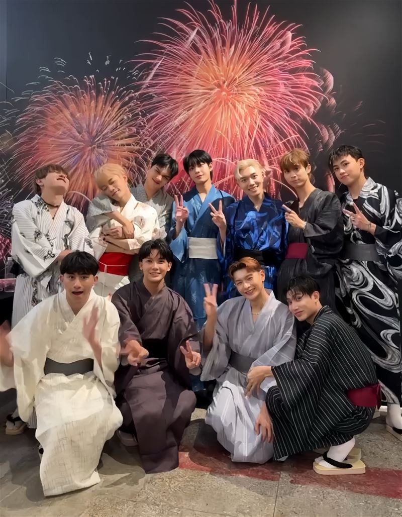 超害羞！人氣偶像只穿浴衣　「近距離對視」寵粉畫面全流出