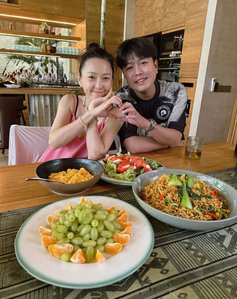 屢傳婚變勾熟男約會被拍！六月李易「私下互動｣曝光　目擊者全說了