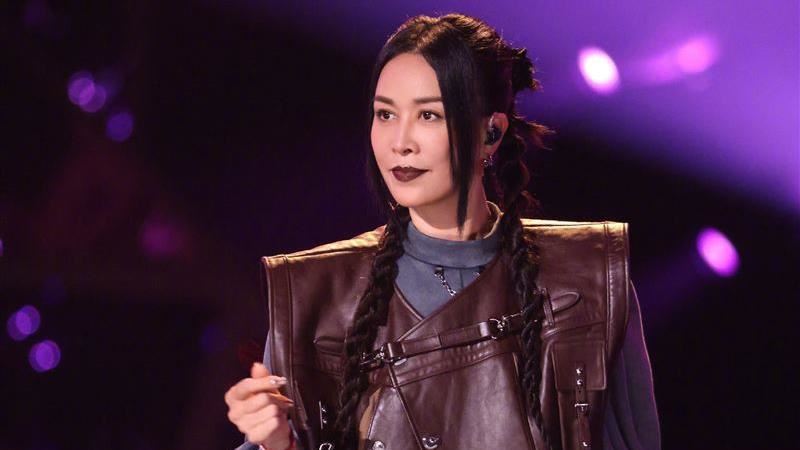 那英老公疑出軌帶妹回家！狗仔拍到「曖昧片」　他稱：腿傷攙扶