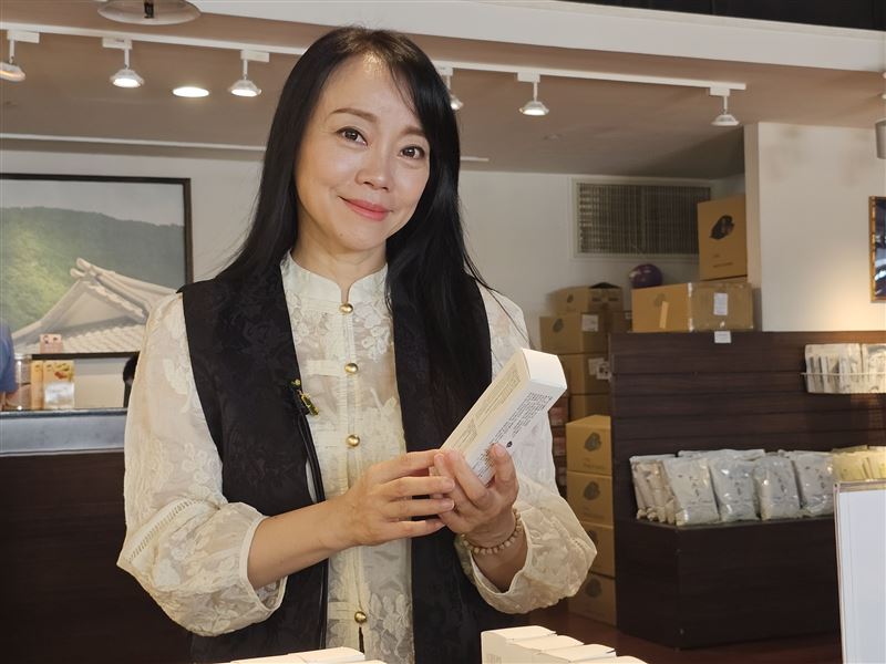 金馬女配面對三大前輩！一進休息室立刻「卑躬屈膝」服務：演一下尊敬