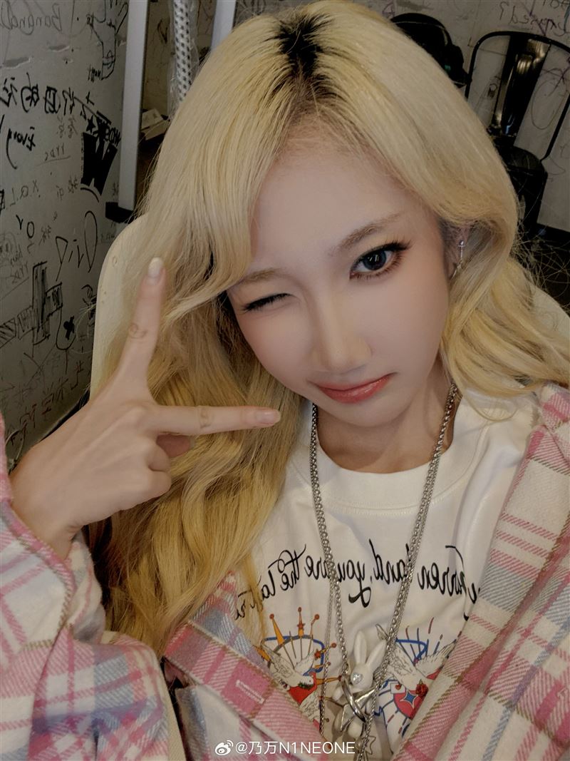 《新說唱》導演「街頭狂摟女歌手」！她怒發聲喊冤　車澈認了：酒後失態