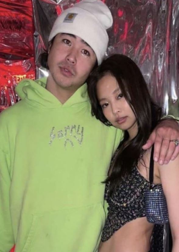 Jennie爆戀愛！牽手好萊塢男神遊加拿大　「甜蜜相擁照」瘋傳身份曝光