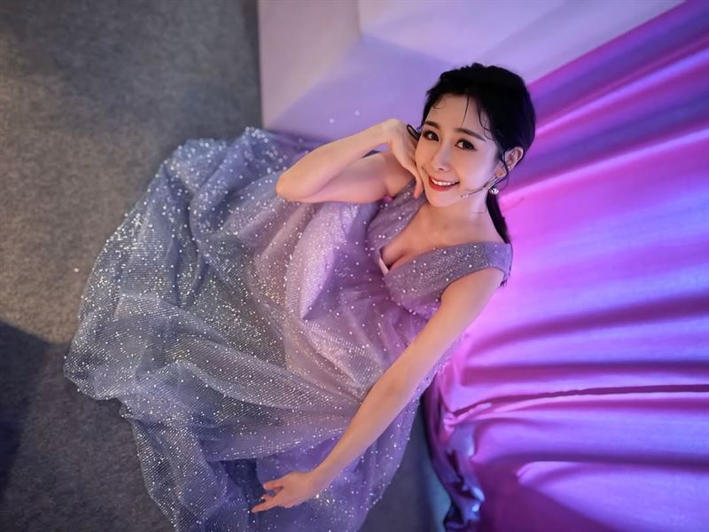 Albee深夜流出「精彩的」超兇睡衣扛不住！辣舞狂滑落　網嗨喊：上車摟