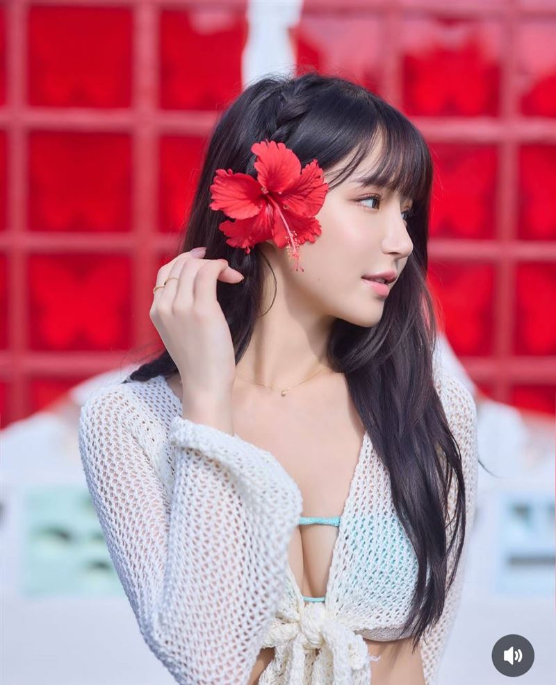 元元「E級巨乳」不藏了！解放比基尼炸深邃事業線　火辣水蛇腰被看光