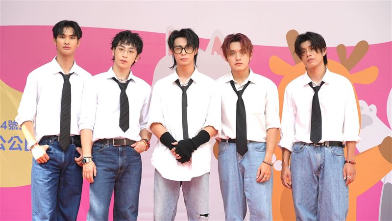 幻藍小熊熱舞萌翻全場　FEniX真情陪伴長者　POP Radio 16周年盛大開唱