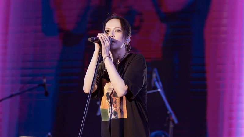 金曲歌后唱到一半！驚喊台下觀眾沒穿衣服　大螢幕全拍到眾人看光光