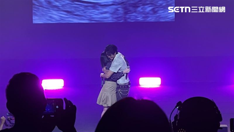 婁峻碩震撼宣布當爸爸!合體焦凡凡曬超音波 嗨說一家三口來唱歌