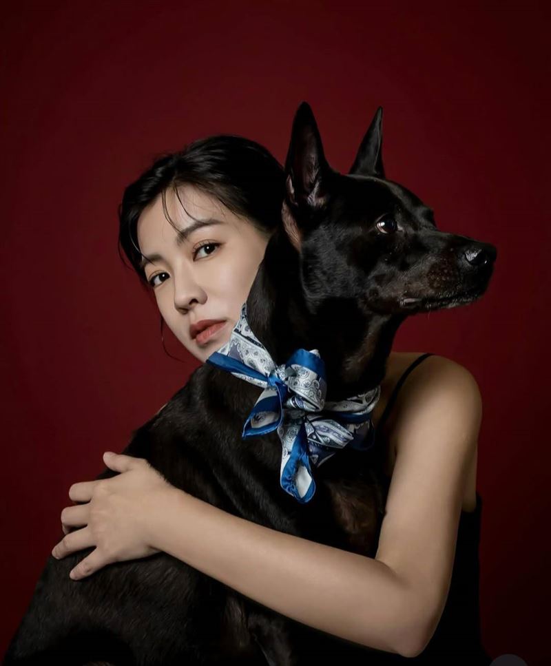 米可白愛犬狂拉肚子!一看「飼料爬滿黑蟲」怒投訴 購物平台回應她氣炸