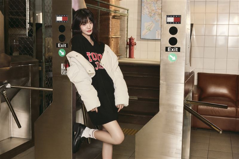 穿上TOMMY JEANS　張員瑛完美詮釋酷感