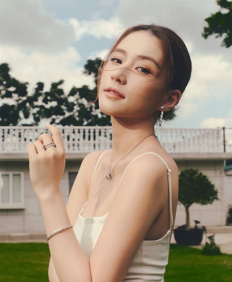 「最美賭王千金」爆婚變？全家福合照「獨缺尪身影」　出席活動快步離場