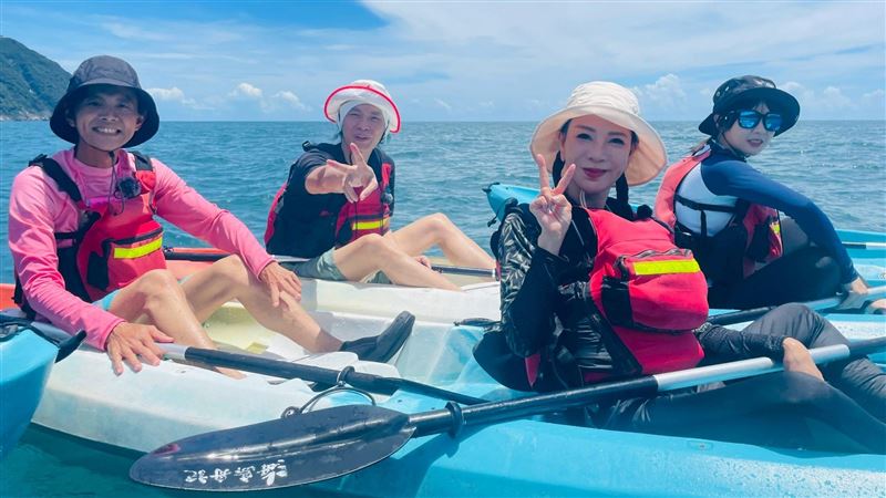 宜蘭錄到一半出事了！黃鐙輝突翻船重摔海裡　「驚悚畫面」全被拍