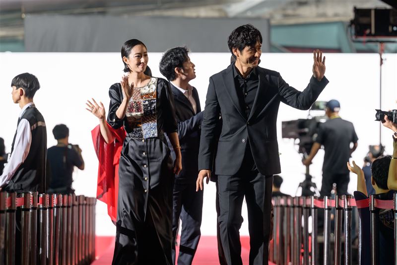 桂綸鎂登釜山紅毯！「合體西島秀俊」林志玲不忍「真實心情全吐」