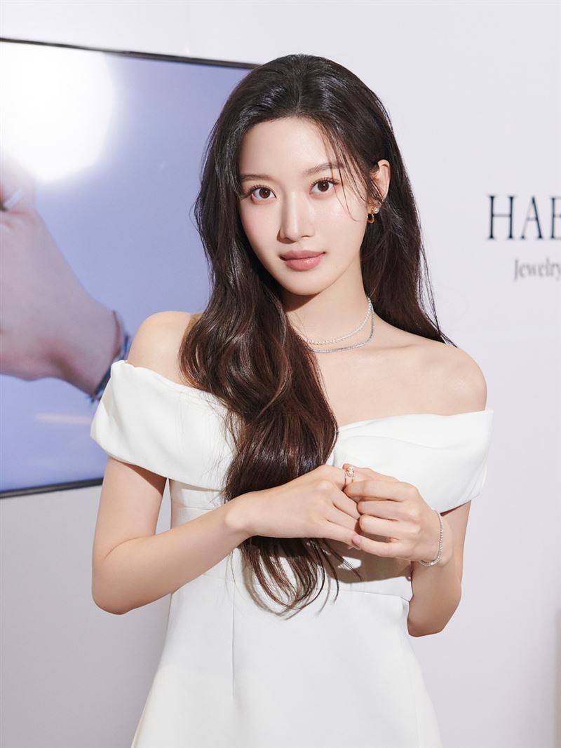 女星「穿情趣睡衣」現身機場!超狂穿搭曝 網不挺罵翻:只有我不懂時尚