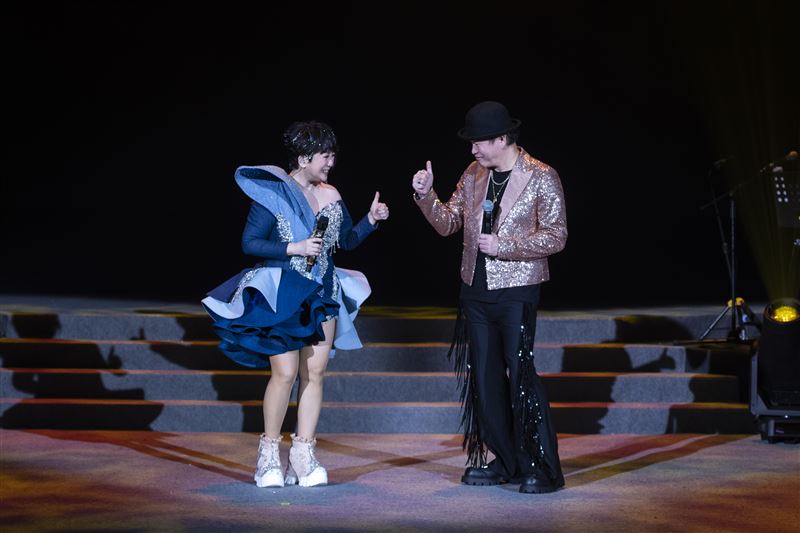 玉女歌手唱一半…黑衣人「突衝上台脫衣脫褲」！驚人身分曝光