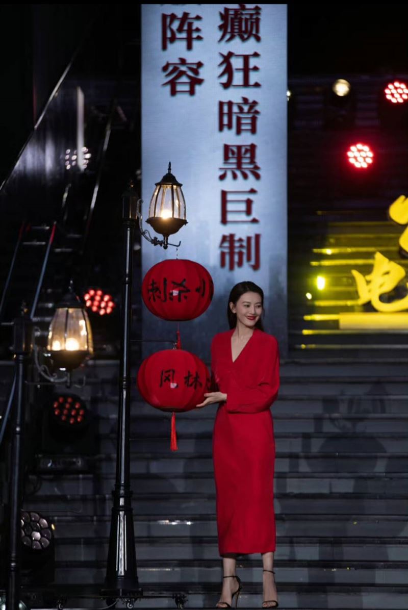 高圓圓鏤空禮服超辣!一轉身「激裸美背」全看光 45歲真實狀態太震撼