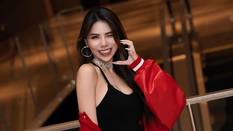 激裸上空作畫才露點！蕾菈辣曬隆乳5個月驚人狀態　深溝正面全洩