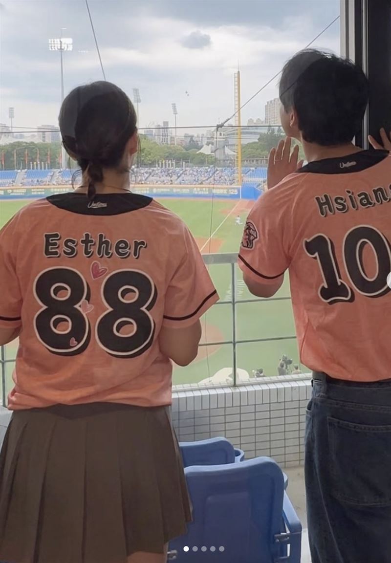 連晨翔颱風天街頭濕身！「狼狽模樣」劉品言全拍下　崩潰喊：形象全毀