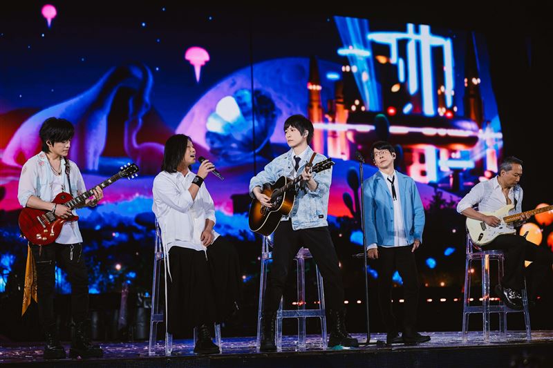 五月天阿信「猛聞冠佑腋下」…竟比作臭豆腐！驚人感受全說了