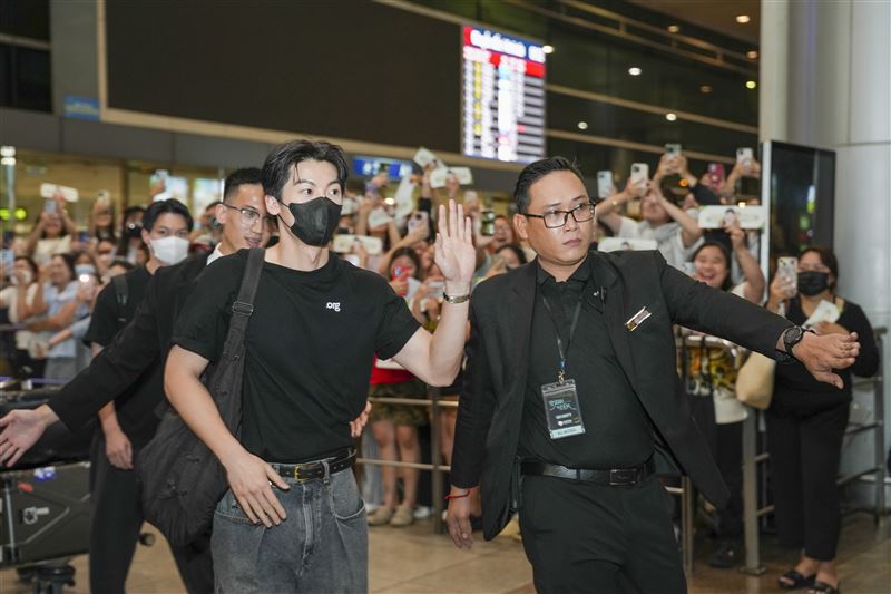 許光漢飛越南「千名粉絲凌晨守候機場」！200家媒體搶採訪　竟跳電5分鐘