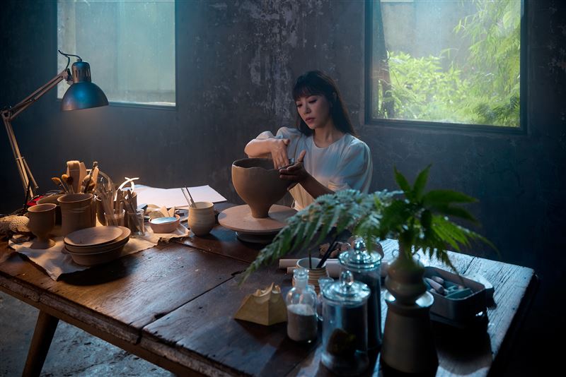 丁噹家中廁所「飄出詭異歌聲」…鄰居嚇壞急敲門！她吐真實內幕