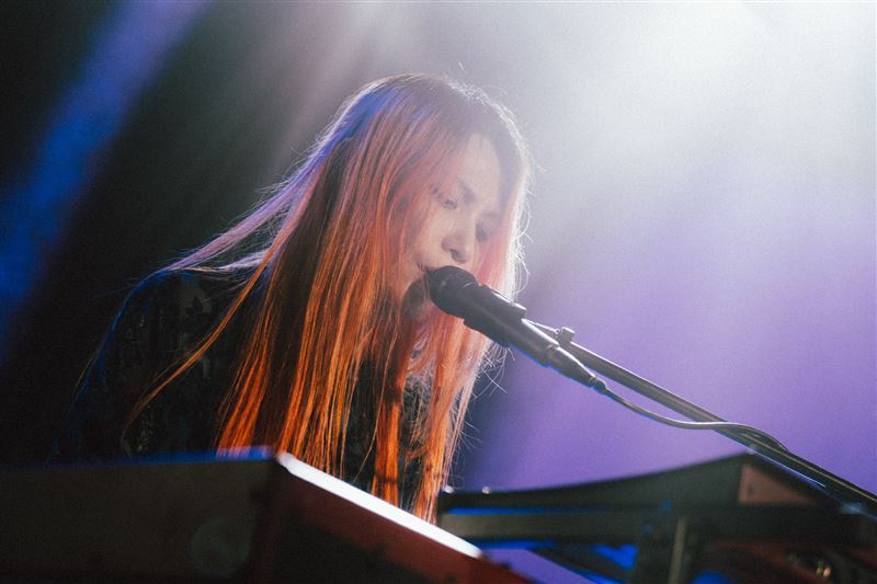 Tizzy Bac開唱出事了！主唱驚傳「胸悶+喘不過氣」雙重夾擊崩潰