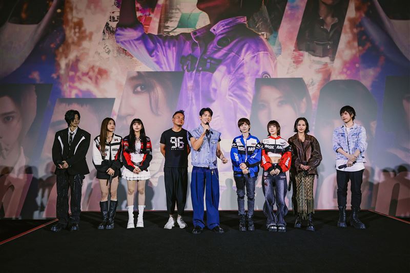 五月天阿信無預警現身戲院!「合體破億大咖男星」開唱 全場暴動