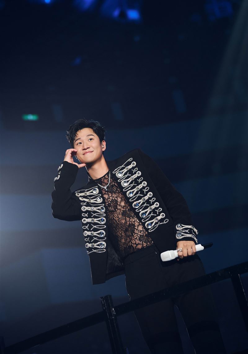 直擊／周興哲唱到一半　超大咖「數字天團」來了！驚吐：還能做朋友？