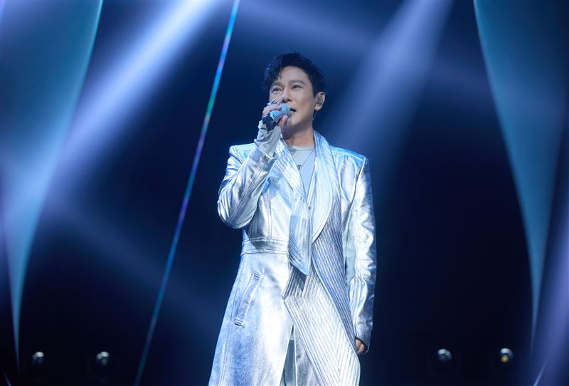 張信哲演唱會奇景！遇怪風「鍋碗瓢盆天上飛」嚇喊：以為龍捲風