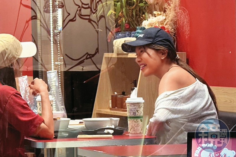 被憲哥解約後！袒肩溢乳嗓門失控　直擊小優餐廳放送感情淒涼際遇