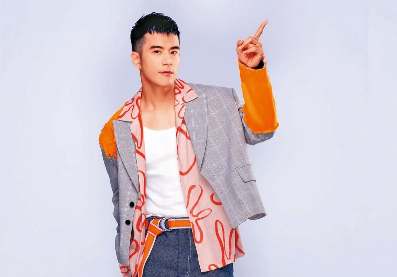 親子互動歪樓！女兒裸上身挨批　紀言愷撤業配照息爭議