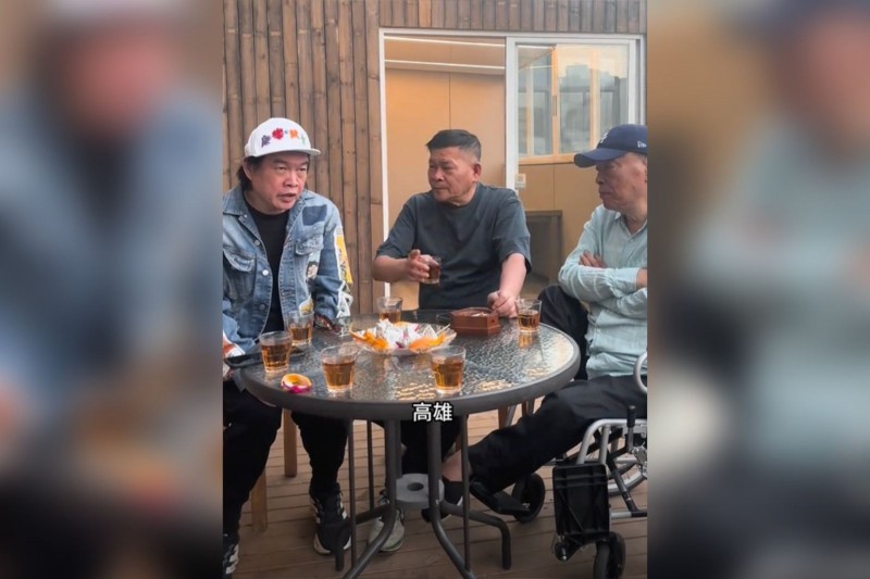 獨家／自掏腰包飛廈門　康康無酬合體澎恰恰直播幫賣畫