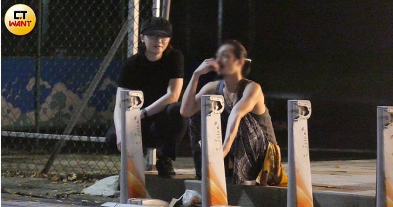 努力籌錢／謝震廷爆失聯後終於露面　與友人路邊聊天神色輕鬆