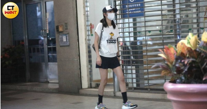 安以軒香奈兒包藏貴氣 顧完孩子「酒吧續攤到午夜」