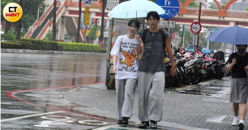 交往週年不降溫！各務孝太牽宋宋穿情侶褲緊靠撐傘　雨中約會畫面曝光