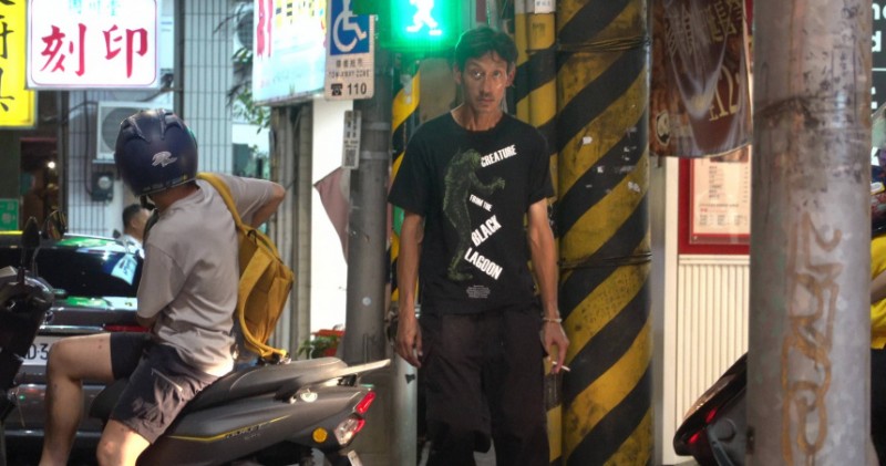 直擊！唐治平遊走街頭突出左勾拳　身形消瘦變成「皮包骨」