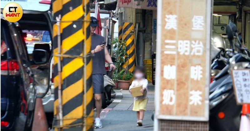 帶娃日常1／范姜彥豐帶愛女看診　突冒女伴同行照料一路到家