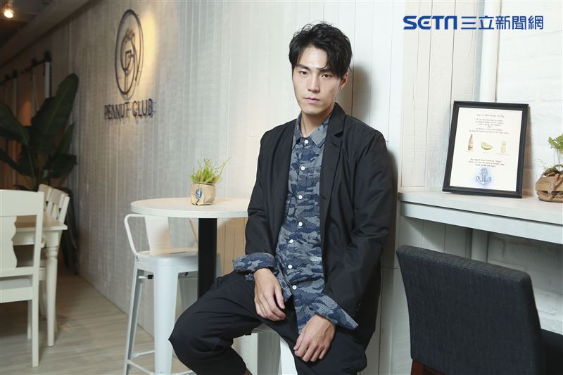 有高人指點？前Energy成員唐振剛主動自首閃兵　避開被拍到狼狽上銬