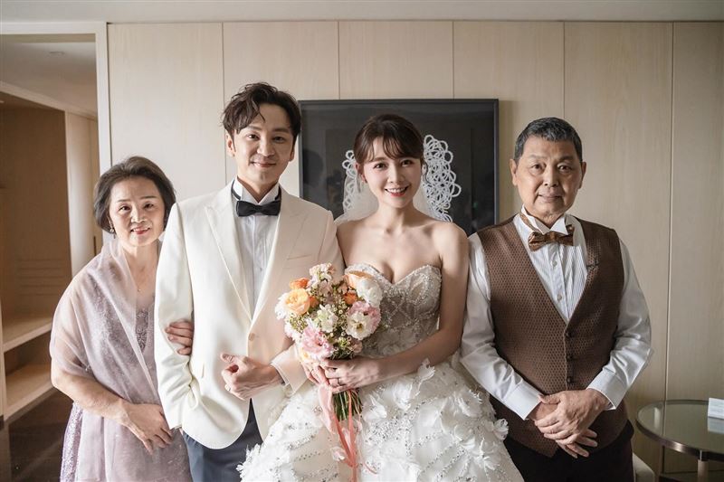 書偉父親告別式圓滿…Energy「全員到齊送別」！他慟喊：爸我愛你