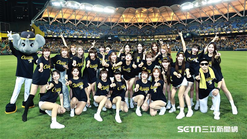 獨家/中信兄弟下半季封王 PS女孩JJUBI、桃子拋彩帶初體驗!直說感動